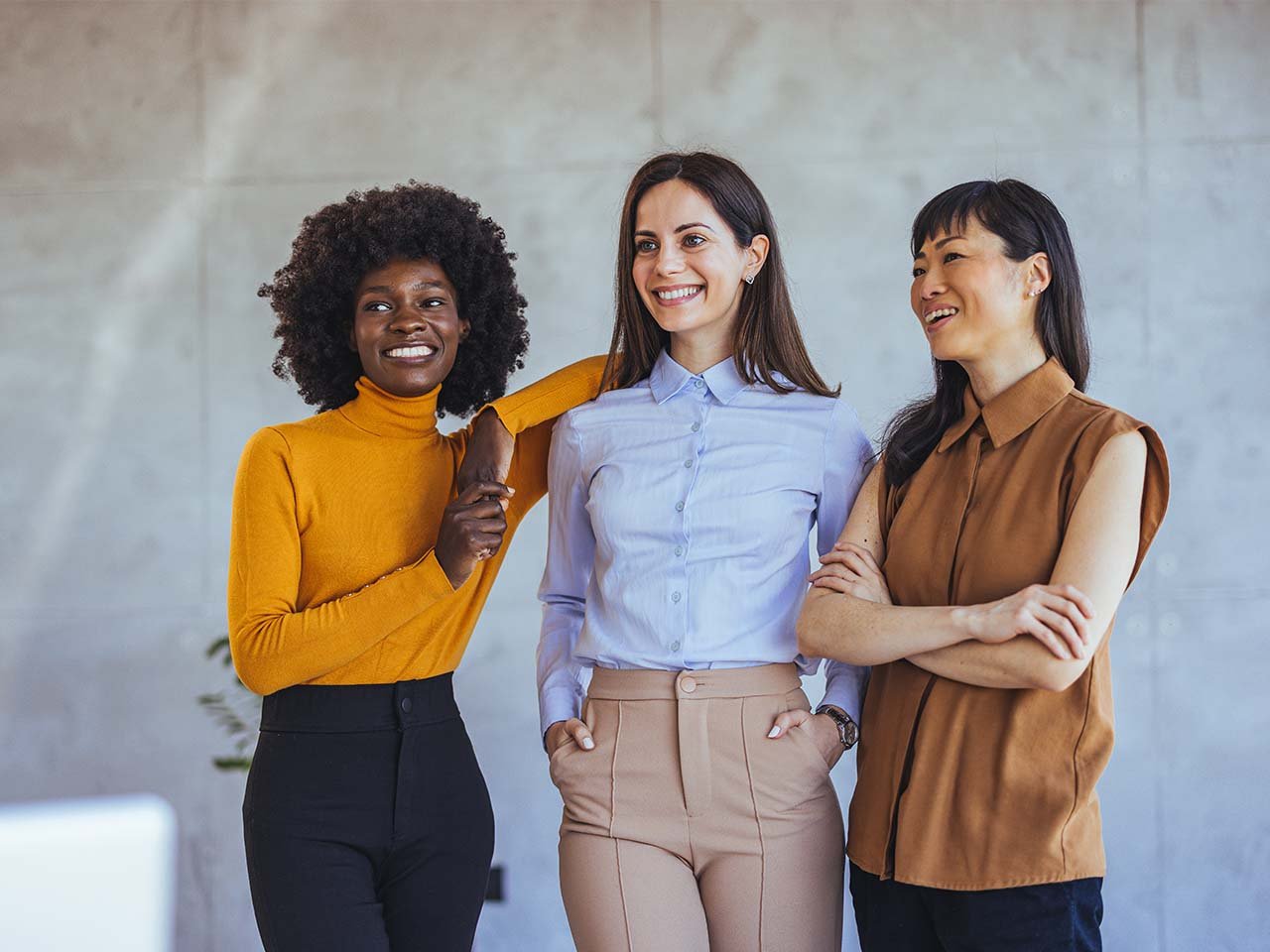 00-diverse-group-of-confident-businesswomen-in-modern