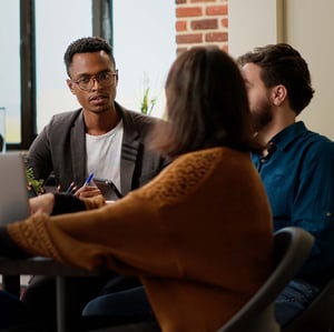 00-diverse-team-of-business-people-brainstorming-ideas